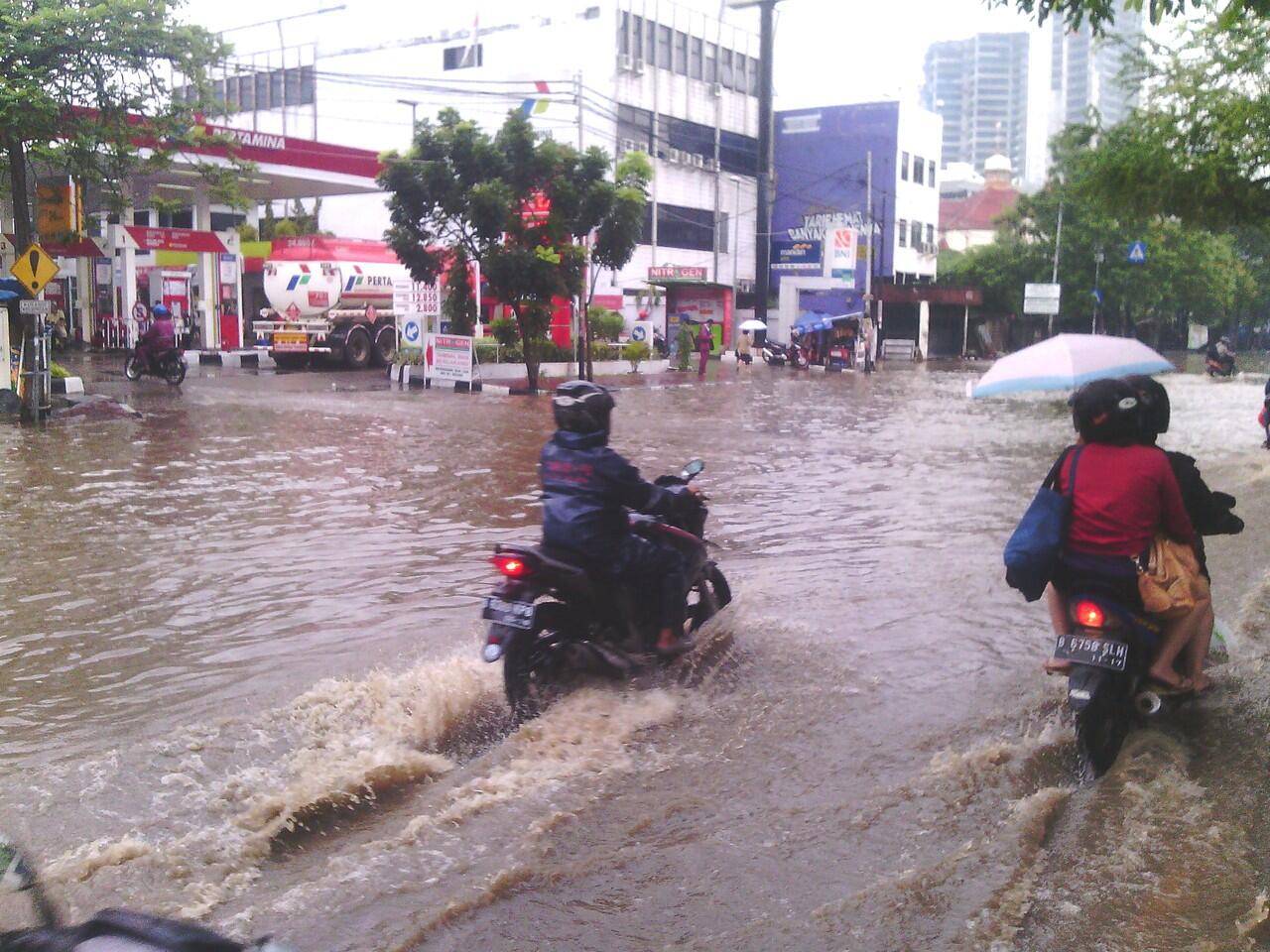 Banjir Dijalan Gunung Sahari