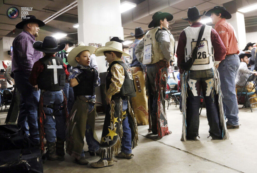 Aksi para coboy junior dalam, &quot; The 108th National Western stock di Denver !