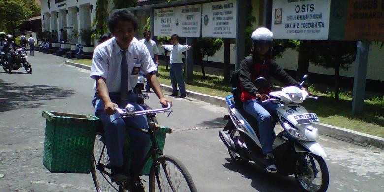 Demi Biaya Sekolah, Desi Berjualan Slondok hingga Jadi Kuli Bangunan