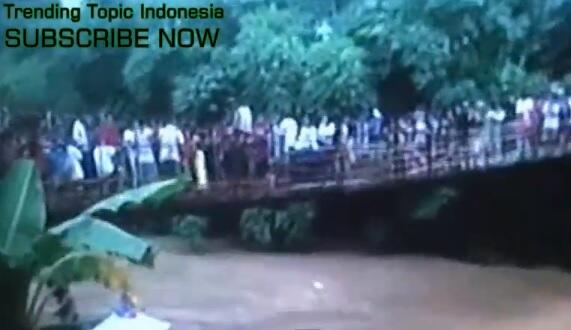 Lagi !!! Musibah Di Negri Ini - Jembatan Putus Hanyutkan Puluhan Orang ( Video )
