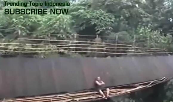 Lagi !!! Musibah Di Negri Ini - Jembatan Putus Hanyutkan Puluhan Orang ( Video )