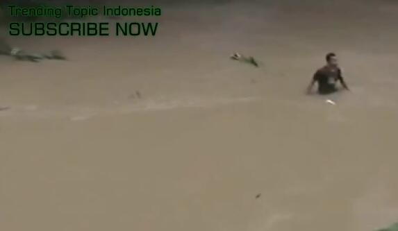 Lagi !!! Musibah Di Negri Ini - Jembatan Putus Hanyutkan Puluhan Orang ( Video )