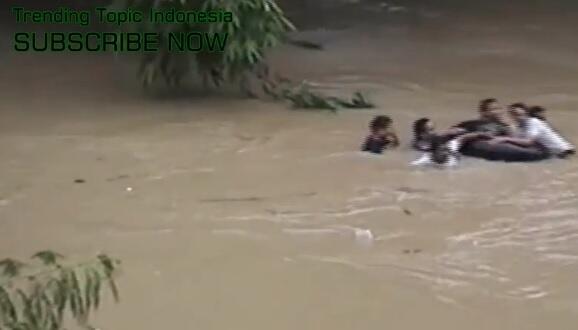 Lagi !!! Musibah Di Negri Ini - Jembatan Putus Hanyutkan Puluhan Orang ( Video )