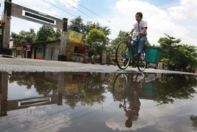 Bersepda ala agan ini jauh lebih keren daripada naik motor keluaran terbaru.