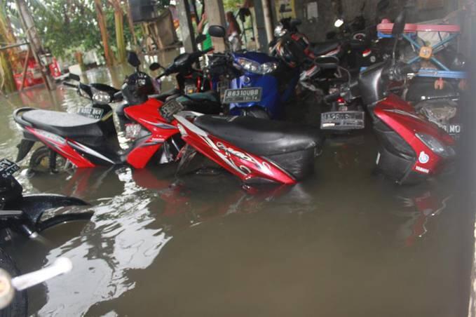 Transportasi Unik Dikala Bajir Melanda Negeri Kita