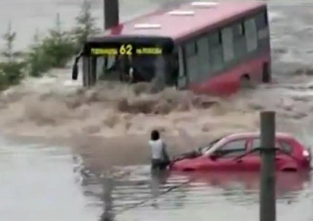 Transportasi Unik Dikala Bajir Melanda Negeri Kita