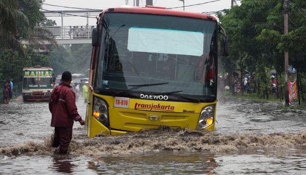 Transportasi Unik Dikala Bajir Melanda Negeri Kita