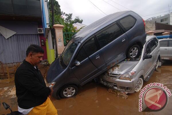 Transportasi Unik Dikala Bajir Melanda Negeri Kita