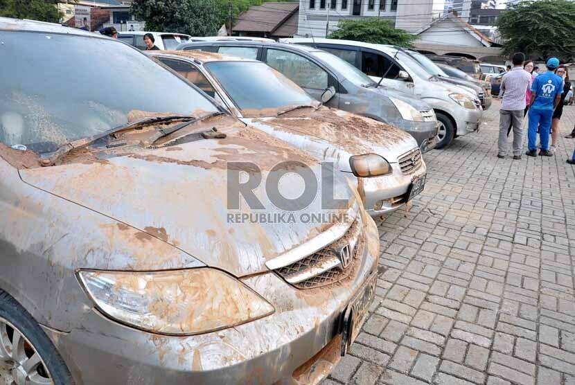 Transportasi Unik Dikala Bajir Melanda Negeri Kita