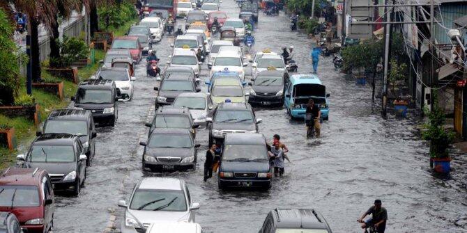 Transportasi Unik Dikala Bajir Melanda Negeri Kita