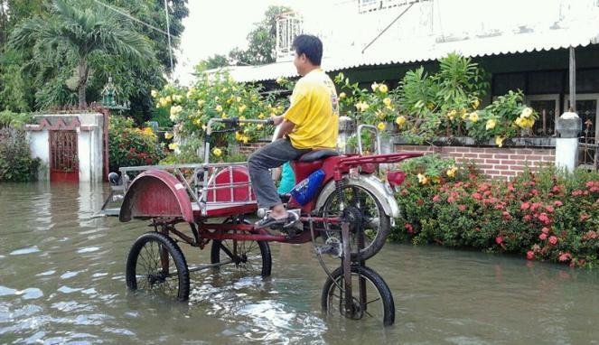 Transportasi Unik Dikala Bajir Melanda Negeri Kita