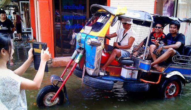 Transportasi Unik Dikala Bajir Melanda Negeri Kita