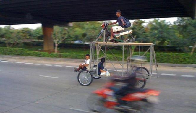 Transportasi Unik Dikala Bajir Melanda Negeri Kita