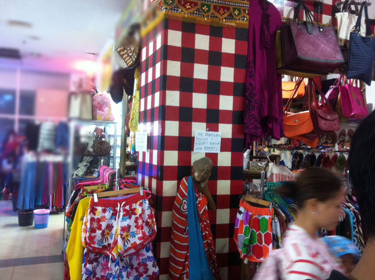 Ada toko baju pasang peringatan sangat ngaco.