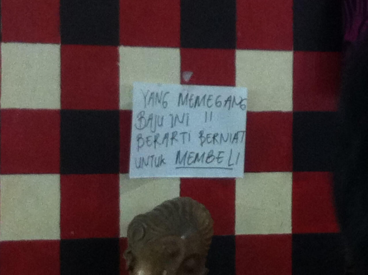 Ada toko baju pasang peringatan sangat ngaco.