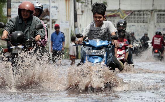 Cara Aman Pengendara Motor Saat Banjir Menghadang