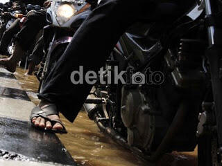 Cara Aman Pengendara Motor Saat Banjir Menghadang
