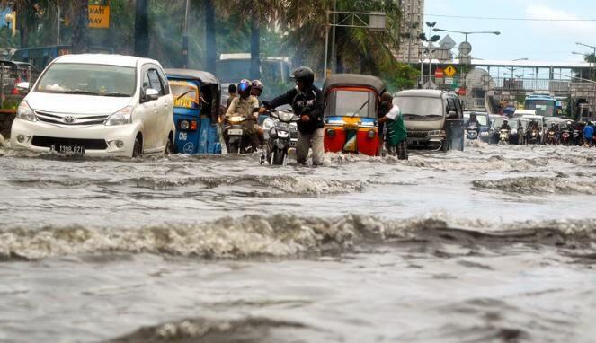 Cara Aman Pengendara Motor Saat Banjir Menghadang