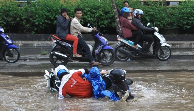 Cara Aman Pengendara Motor Saat Banjir Menghadang