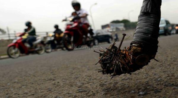 Cara Aman Pengendara Motor Saat Banjir Menghadang