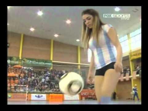 Video : Model Hot Argentina Ini Pamer Skill Mengolah "Bola"