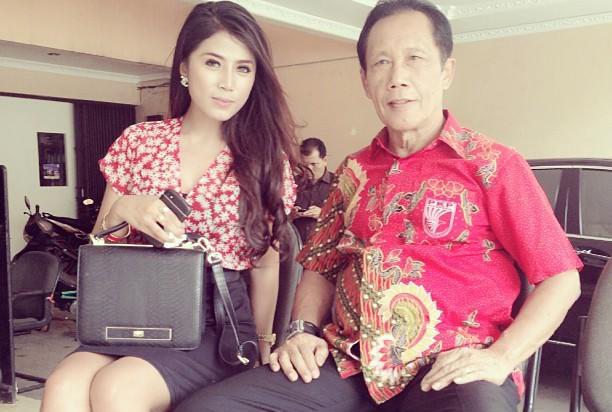 Ikut Nyaleg,Janji Tak Berpose
Nakal Lagi .....