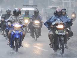 TIPS MERAWAT JAS HUJAN AGAR TETAP AWET