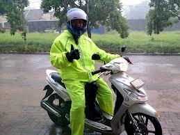 TIPS MERAWAT JAS HUJAN AGAR TETAP AWET