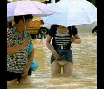 pemandangan indah di tengah banjir