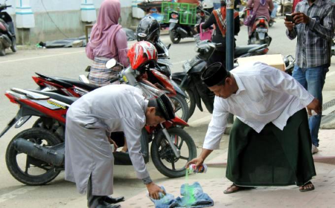 &#91;Crot&#93; Warga Rela Celana Ketatnya Disemprot Cat &amp; Diganti Sarung