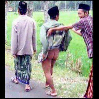 &#91;Crot&#93; Warga Rela Celana Ketatnya Disemprot Cat &amp; Diganti Sarung
