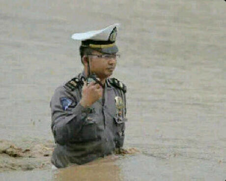 Polisi Ini Terjang Banjir Seperut, Kaget Foto 'Heroik'-nya Beredar Luas