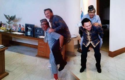 Ketika Ahok Gendong Mas Butet, Mas Butet Gendong Ahok