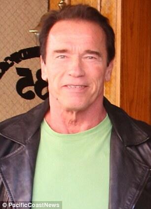 Arnold Schwarzenegger kerja di Gold Gym ?