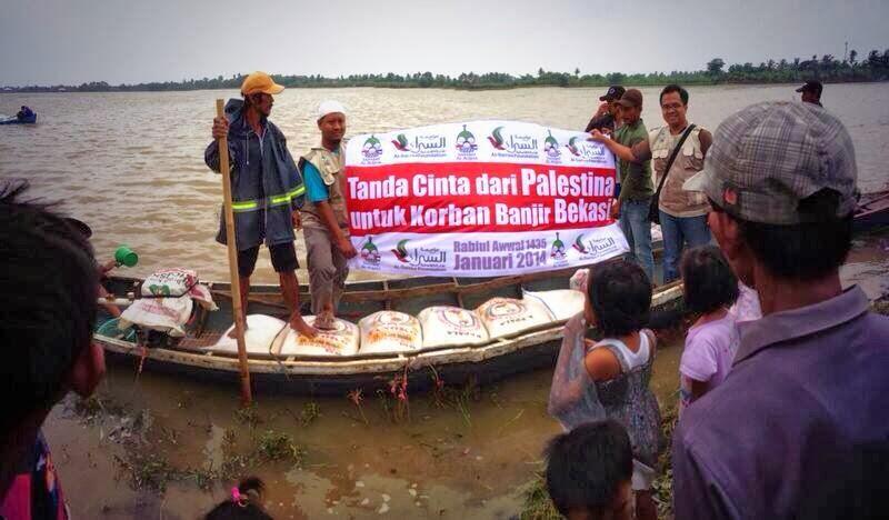 Warga Palestina Salurkan Bantuan Untuk Korban Banjir di Bekasi