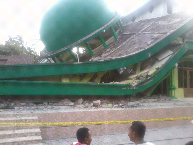 Masjid dikampung ane ambruk kena gempa gan