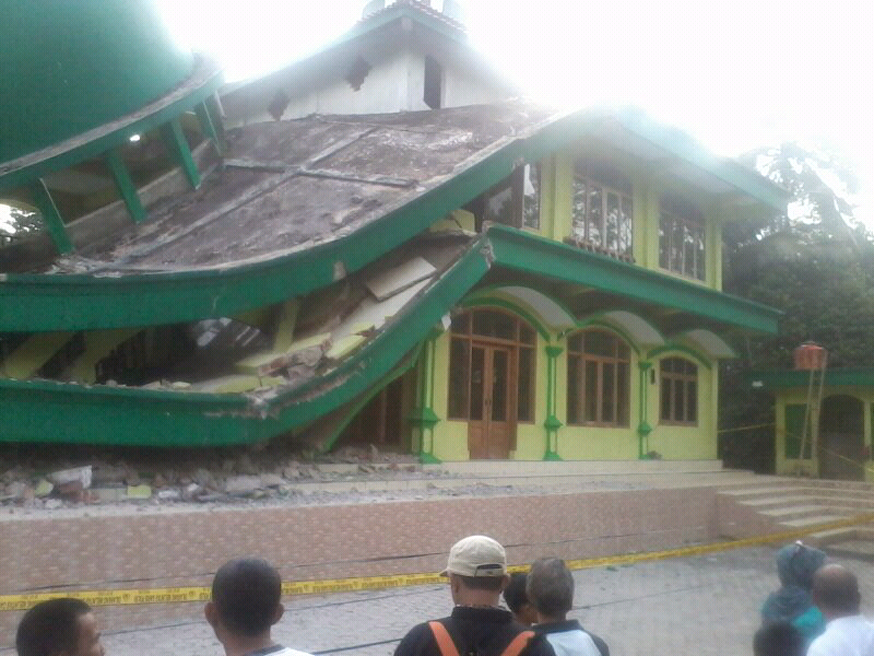 Masjid dikampung ane ambruk kena gempa gan