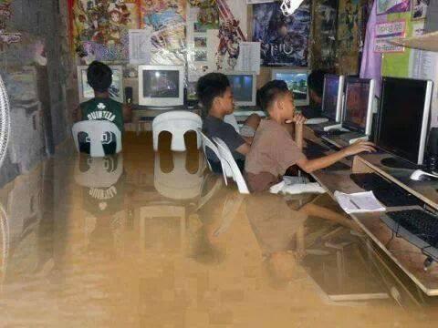 Gamers sejati.....banjir tetep aja ngenet...