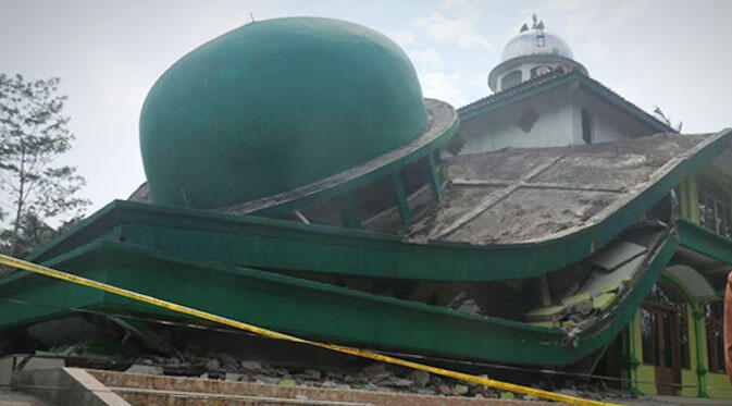Detik-detik Robohnya Masjid Banyumas Akibat Gempa Kebumen