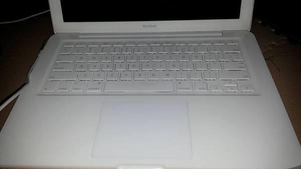 Jual Macbook White 7,1 mid 2010 Barang bagus