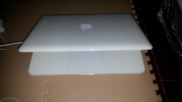 Jual Macbook White 7,1 mid 2010 Barang bagus