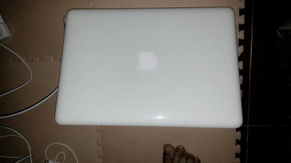 Jual Macbook White 7,1 mid 2010 Barang bagus