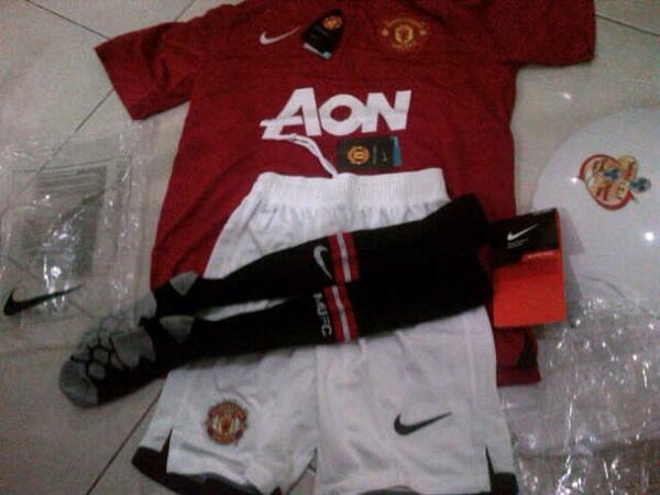 WTS lengkap, jersey+celana+kaoskaki grade ori gan. Ada separu futsal juga !!