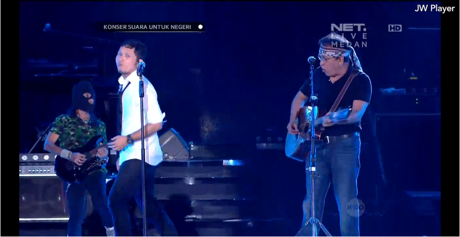 Lagi nonton yang mana gan Konser YKS atau Iwan Fals ?