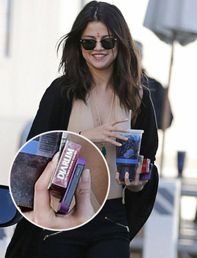 Selena Gomez Tertangkap Kamera Bawa Rokok Produk Indonesia