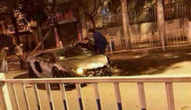Taipan China Hancurkan Lamborghini Rp5 Miliar