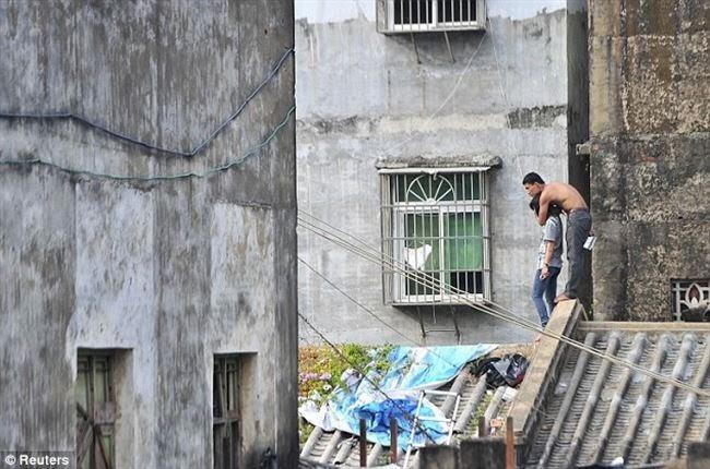 Tidak Direstui, Pria Ini Menelanjangi Pacarnya di Atas Atap Rumah