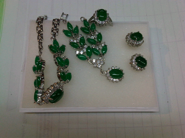 Terjual Aksesori Perhiasan Set Kalung Cincin Anting terjual aksesori perhiasan set kalung cincin anting