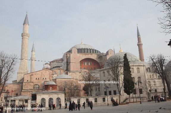Hagia Sophia, Gereja dan Mesjid Sekaligus