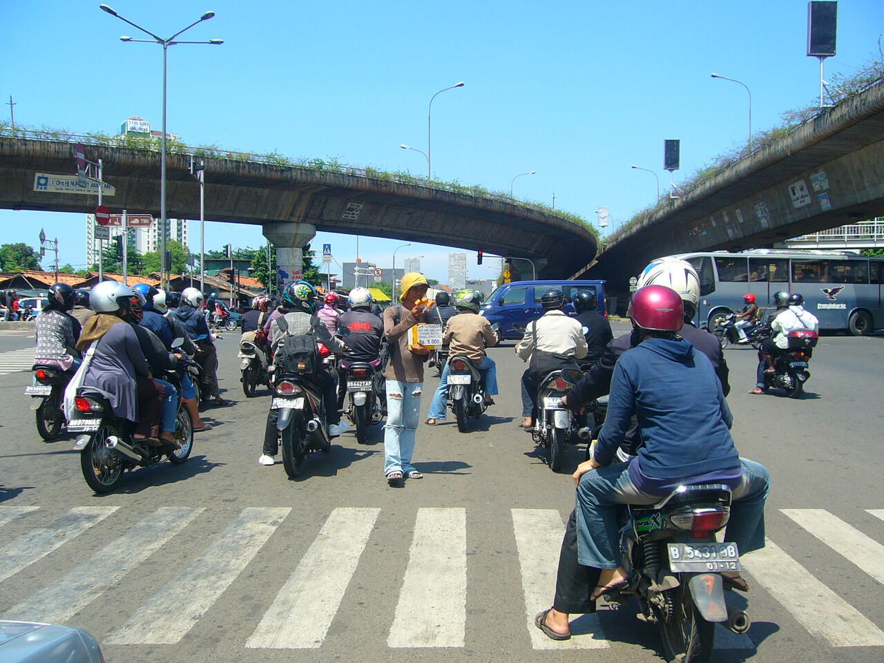 (MARI BERPENDAPAT) fenomena garis putih dan lampu lalu lintas.